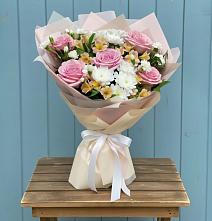 Букет цветов из:  Гвоздики, Орхидеи и Розы в Краснобродском