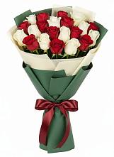 Букет Микс из красных и белых роз в Краснобродском