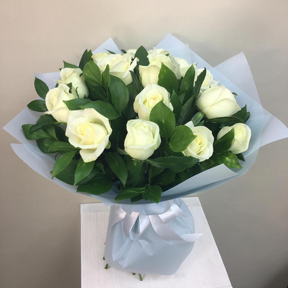 Букет 15 Белых роз Проуд в Краснобродском