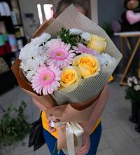 Букет цветов из:  Герберы, Розы и Хризантемы в Краснобродском