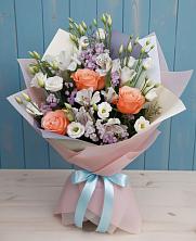 Букет цветов из:  Лизиантусы, Розы, Альстромерии и Гипсофила в Краснобродском