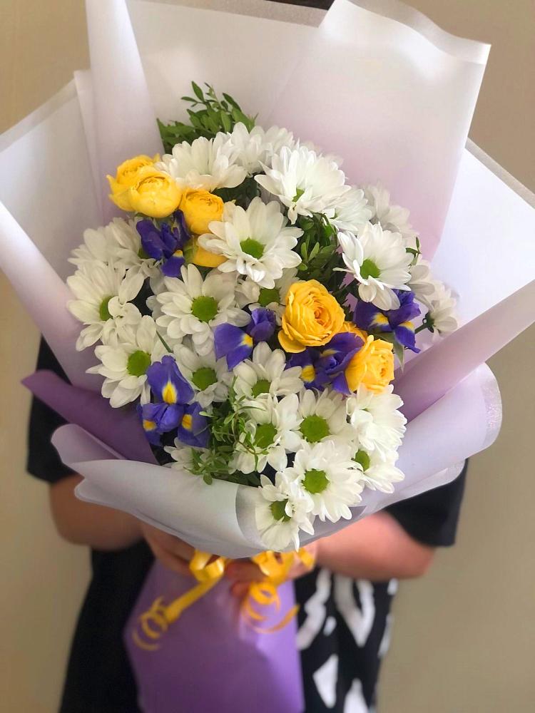 Букет цветов из: Ирисы, Хризантемы и Розы в Краснобродском