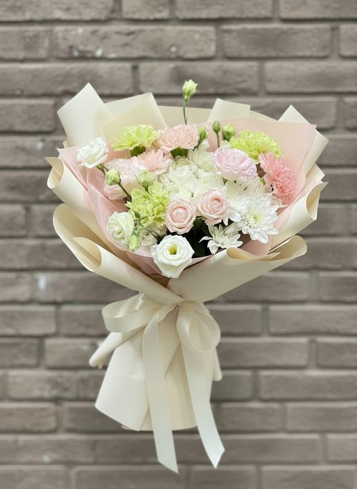 Букет цветов из: Гвоздики, Розы, Лизиантусы и Хризантемы в Краснобродском