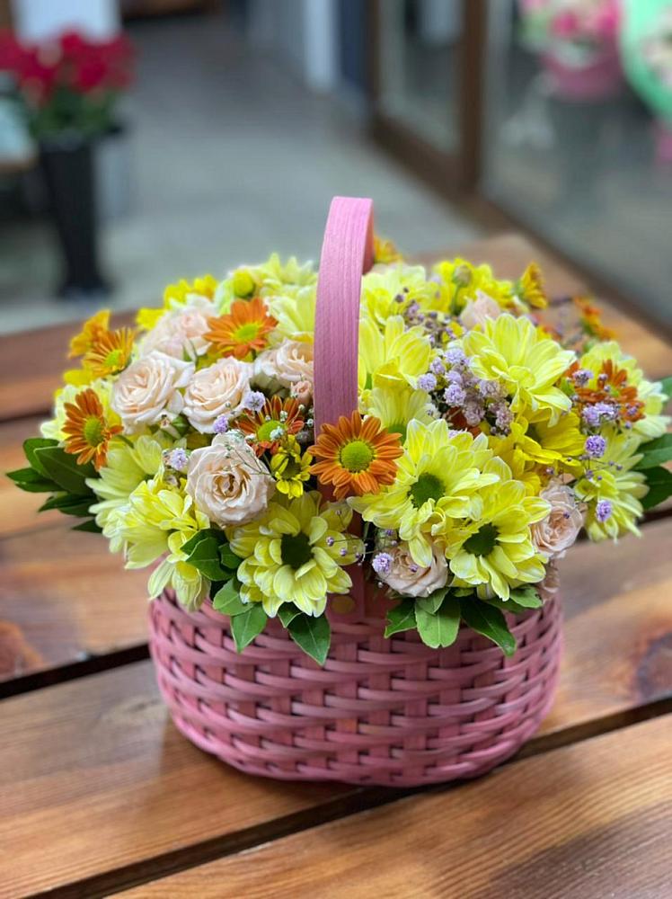 Цветочная композиция из Хризантемы и Розы в корзине в Краснобродском