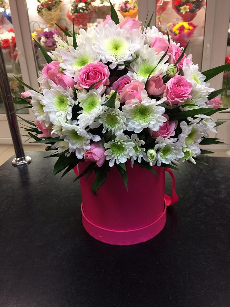 Цветочная композиция из Розы и Хризантемы в шляпной коробке в Краснобродском