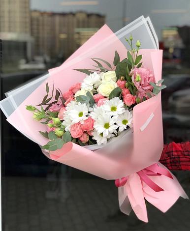 Букет цветов из: Розы, Лизиантусы и Хризантемы в Краснобродском